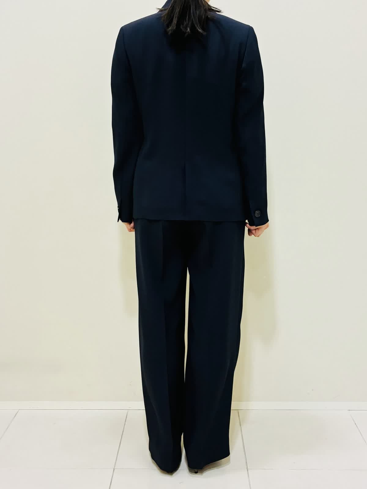 INEDのジャケットを使った広島三越SUPERIORCLOSETのスタッフ