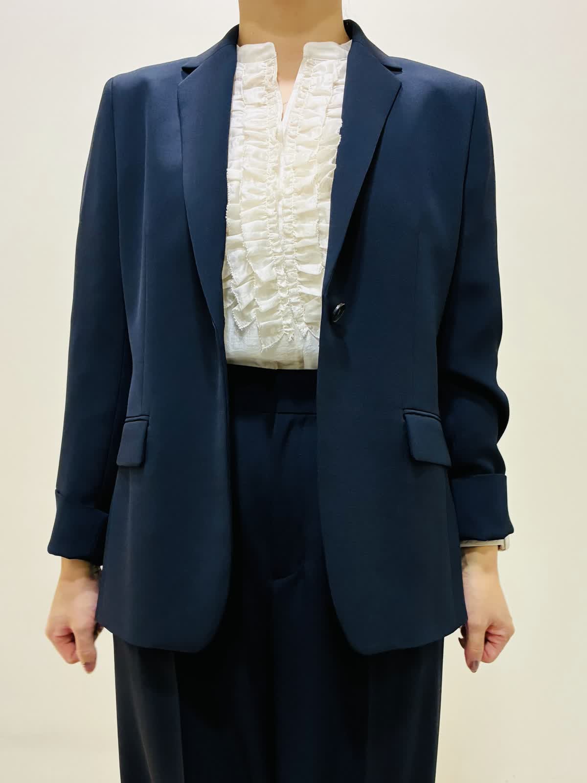 INEDのジャケットを使った広島三越SUPERIORCLOSETのスタッフ