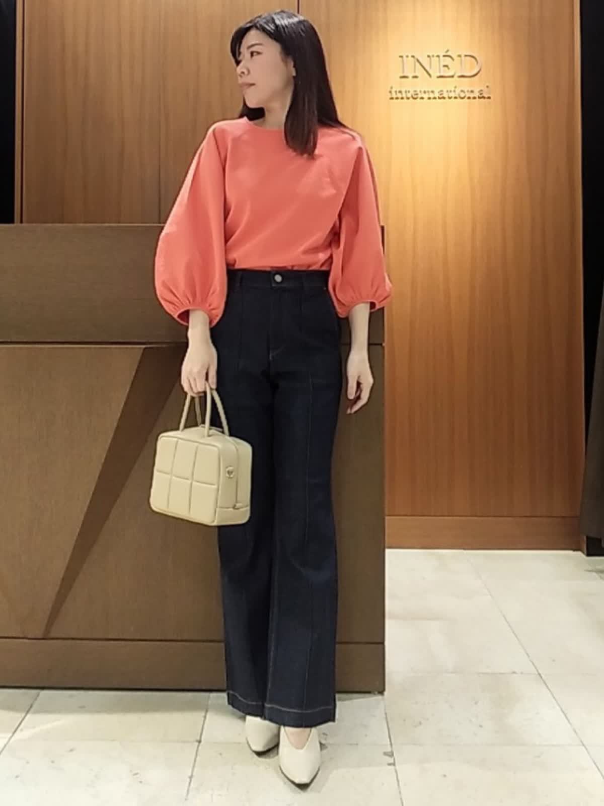 INEDのパンツを使った福岡岩田屋SUPERIOR CLOSETのスタッフ