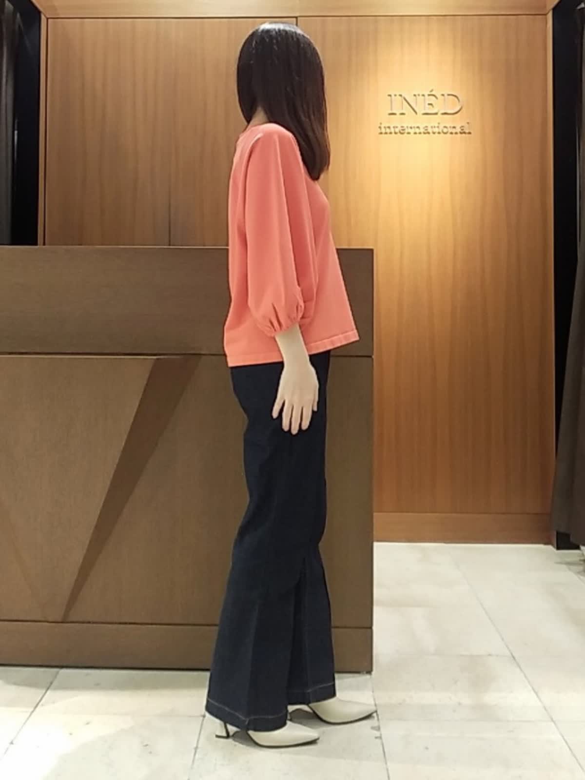 INEDのパンツを使った福岡岩田屋SUPERIOR CLOSETのスタッフ