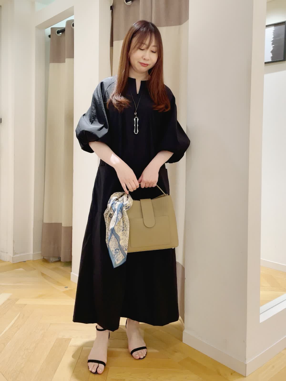 INEDのストールを使った熊本鶴屋SUPERIOR CLOSETのスタッフ