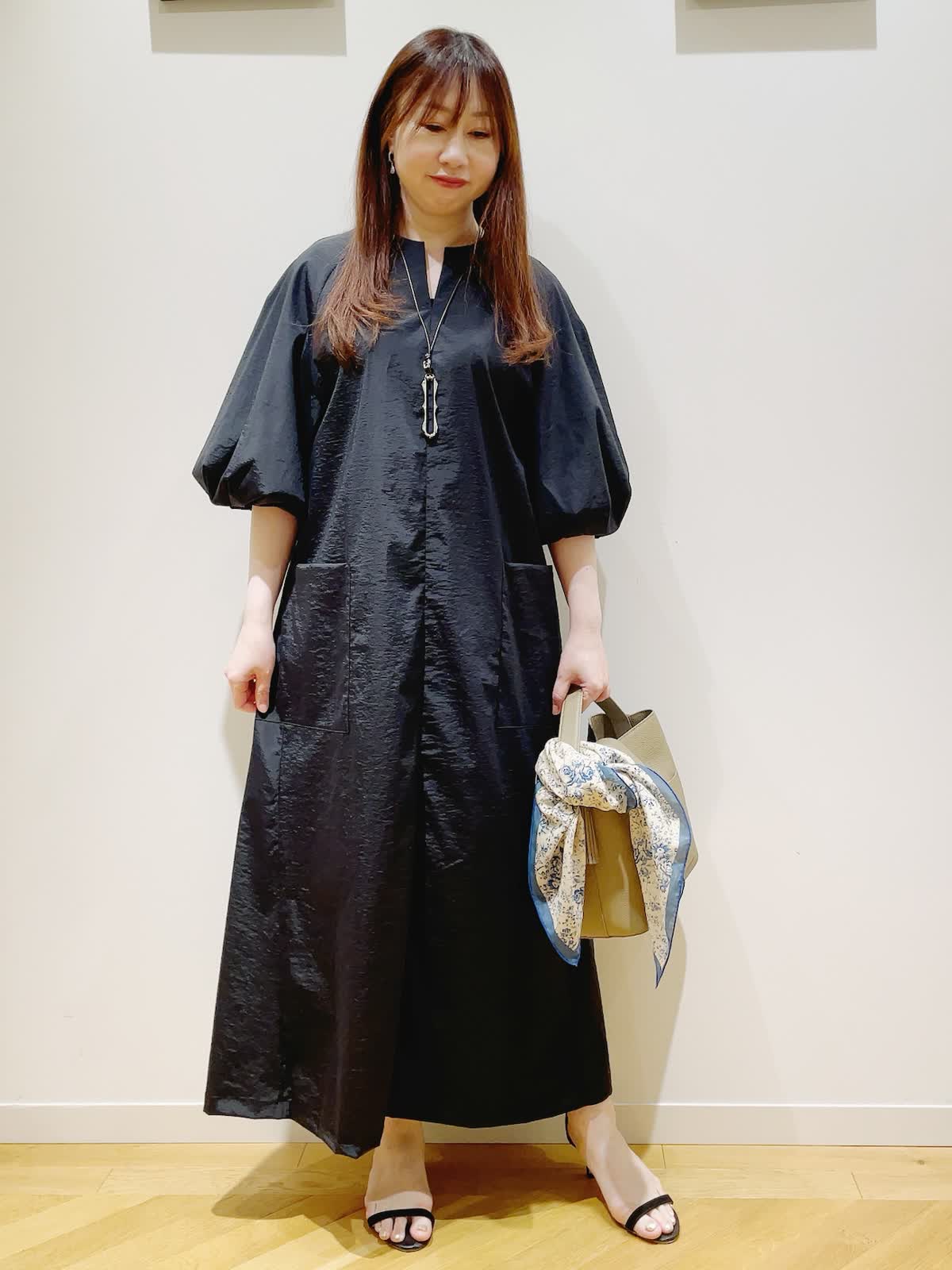 INEDのストールを使った熊本鶴屋SUPERIOR CLOSETのスタッフ