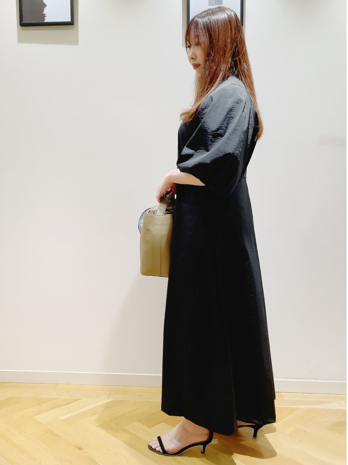 JURGENLEHL 黒長袖ワンピース　ストール　バッグ コーディネート販売 INEDのストールを使った熊本鶴屋SUPERIOR CLOSETのスタッフ