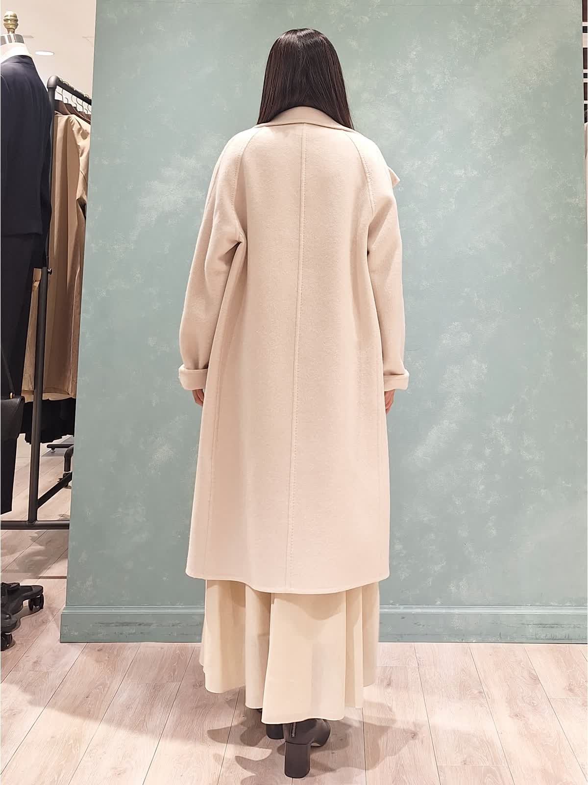 INEDのコートを使った福岡岩田屋SUPERIOR CLOSETのスタッフ