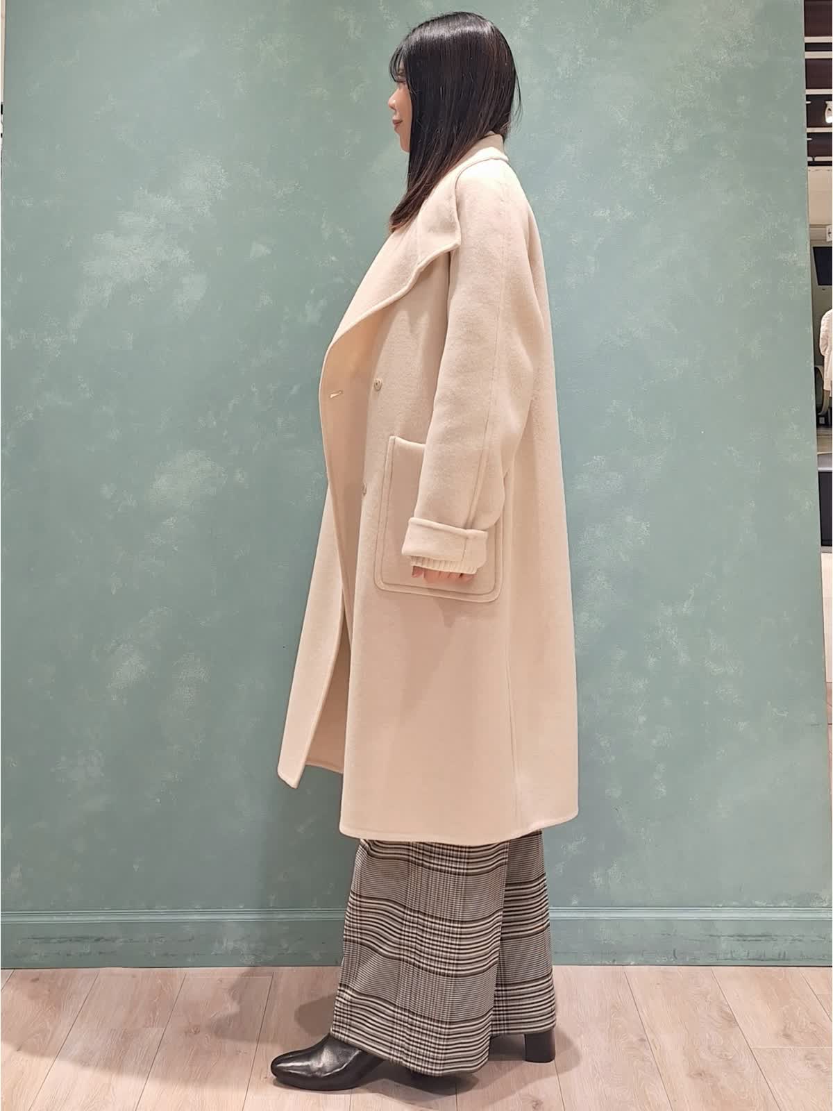 INEDのコートを使った福岡岩田屋SUPERIOR CLOSETのスタッフ