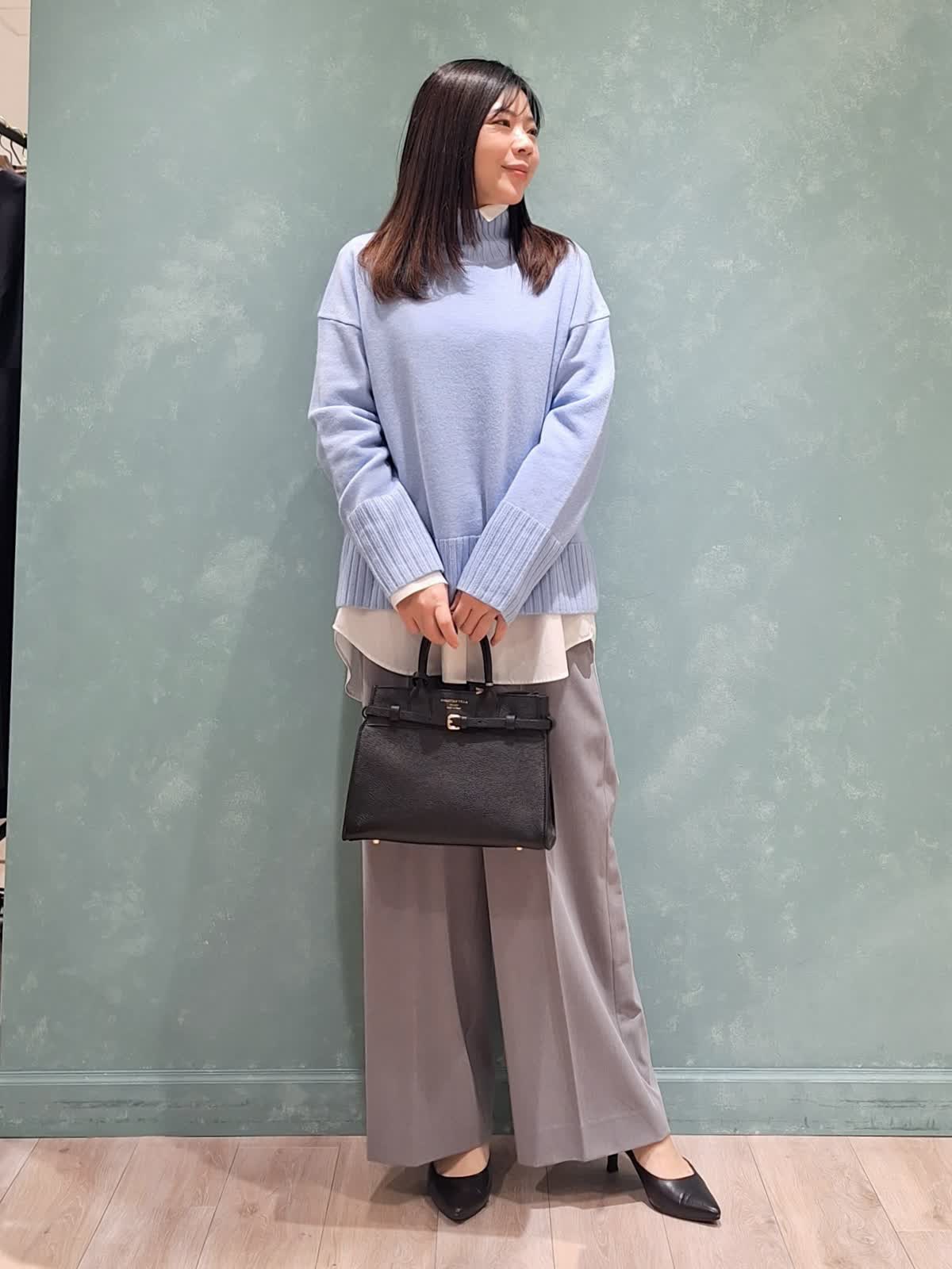 INEDのニットを使った福岡岩田屋SUPERIOR CLOSETのスタッフ