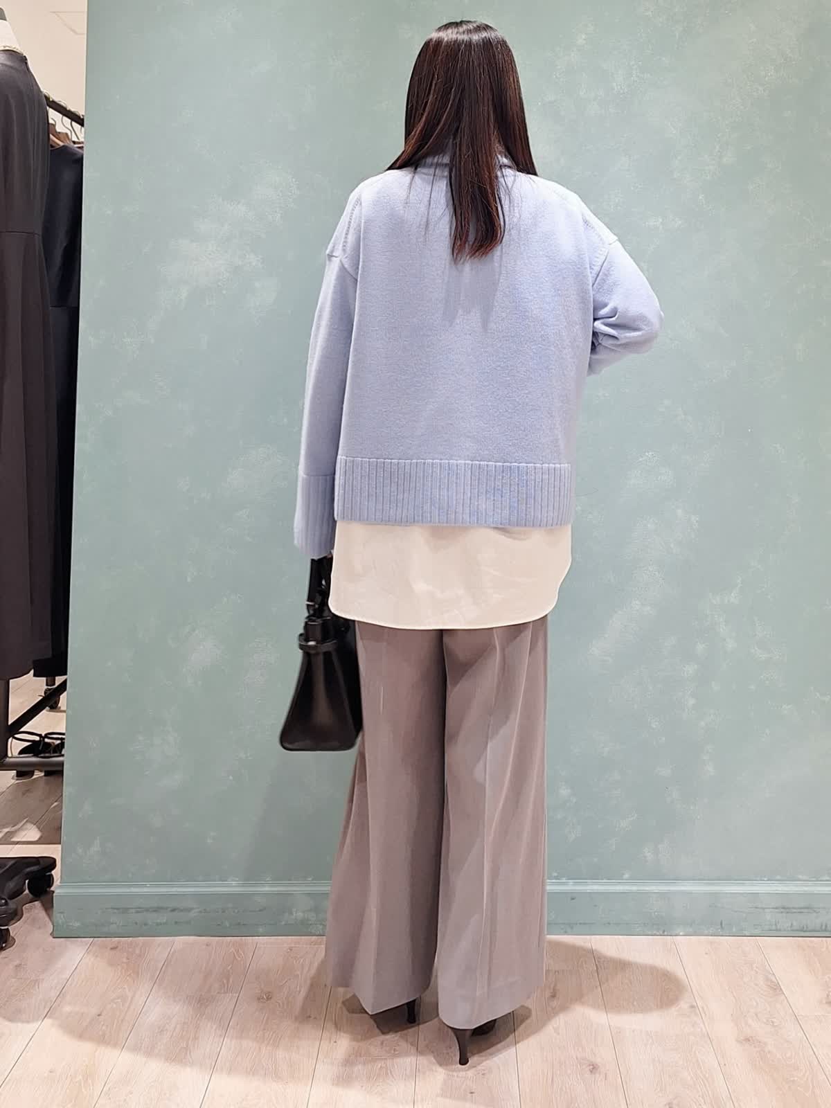 INEDのニットを使った福岡岩田屋SUPERIOR CLOSETのスタッフ