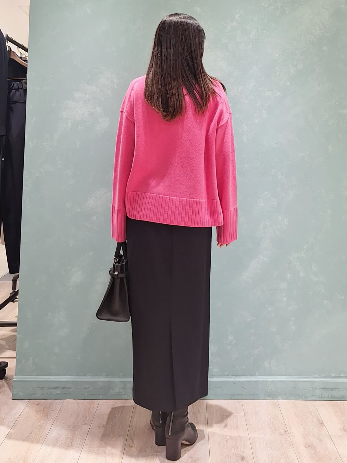 INEDのニットを使った福岡岩田屋SUPERIOR CLOSETのスタッフ