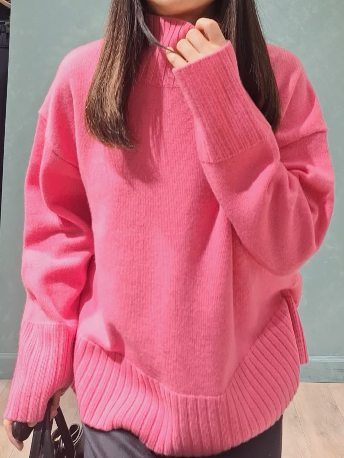 INEDのニットを使った福岡岩田屋SUPERIOR CLOSETのスタッフ