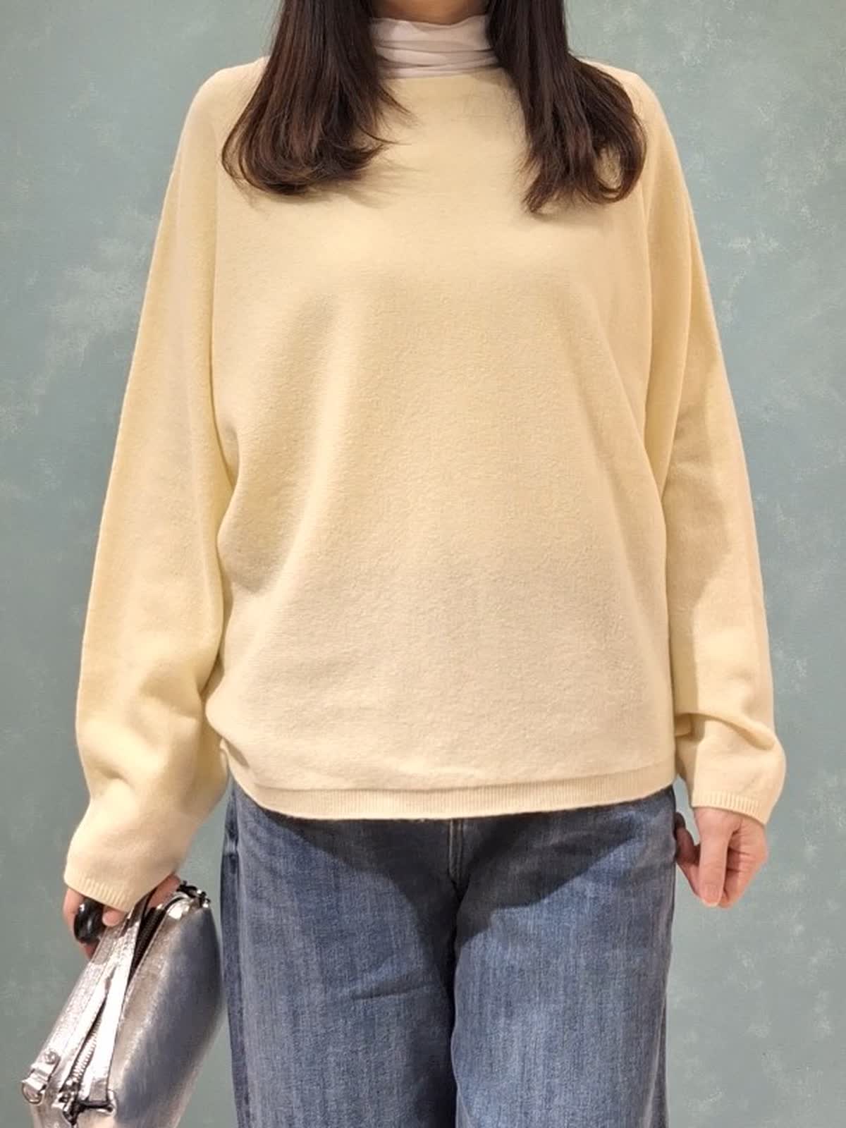 INEDのニットを使った福岡岩田屋SUPERIOR CLOSETのスタッフ