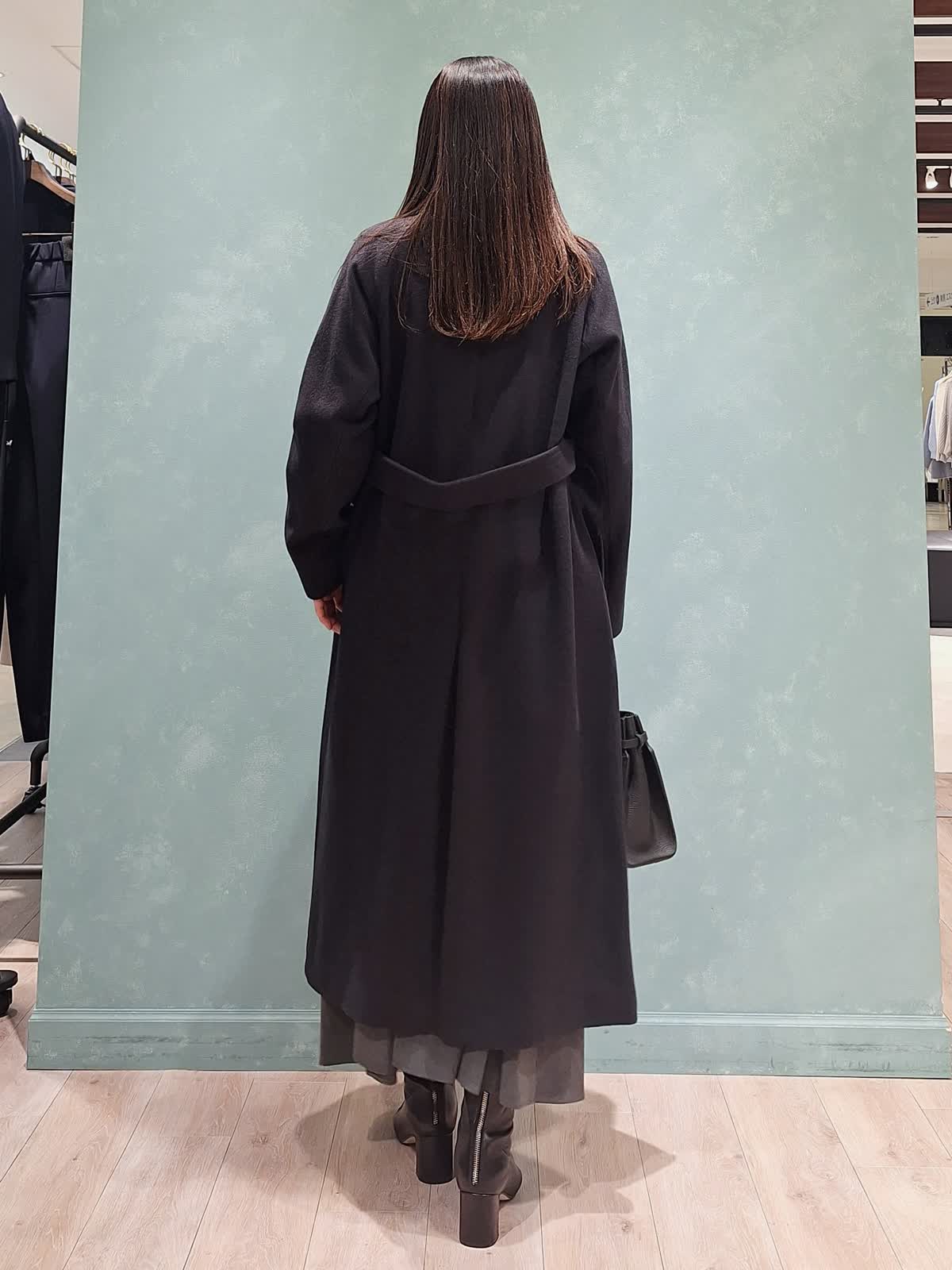 INEDのコートを使った福岡岩田屋SUPERIOR CLOSETのスタッフ