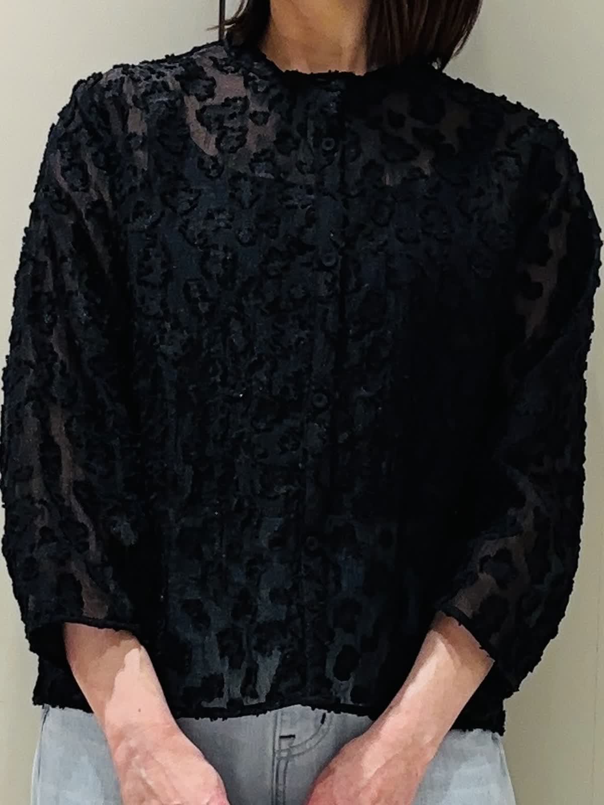 Le Soukのブラウスを使った梅田大丸INEDのスタッフスタイリング