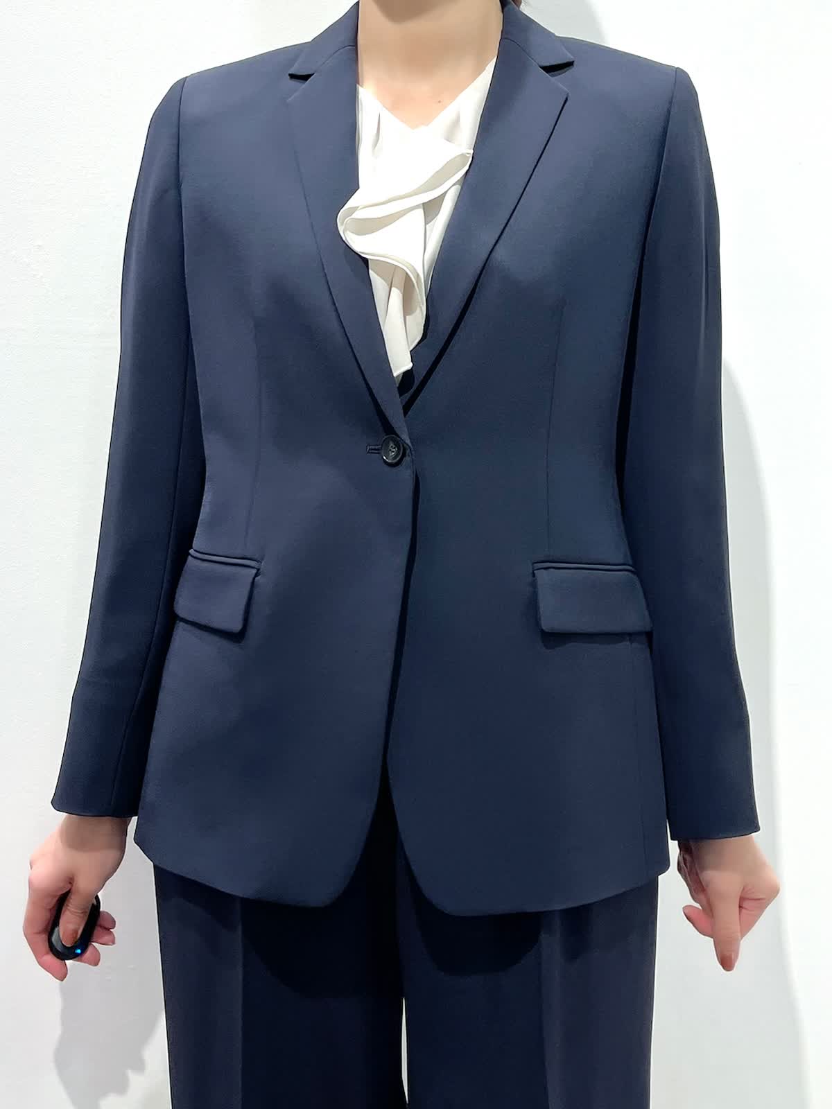 INEDのジャケットを使った広島三越SUPERIORCLOSETのスタッフ