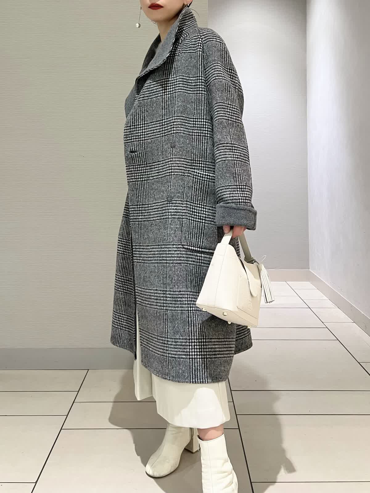 INEDのコートを使った銀座三越SUPERIOR CLOSET GINZAのスタッフ