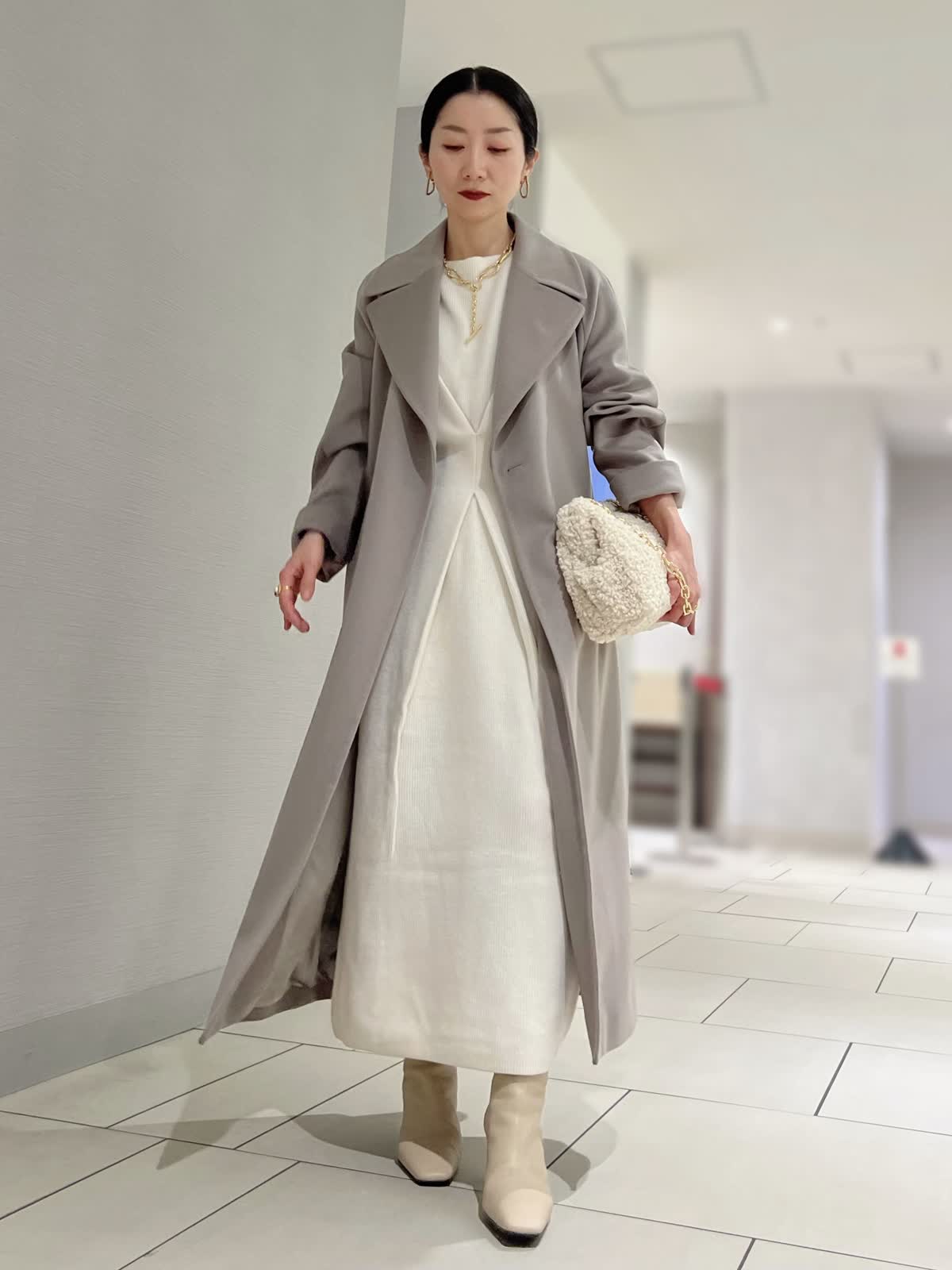 INEDのコートを使った銀座三越SUPERIOR CLOSET GINZAのスタッフ