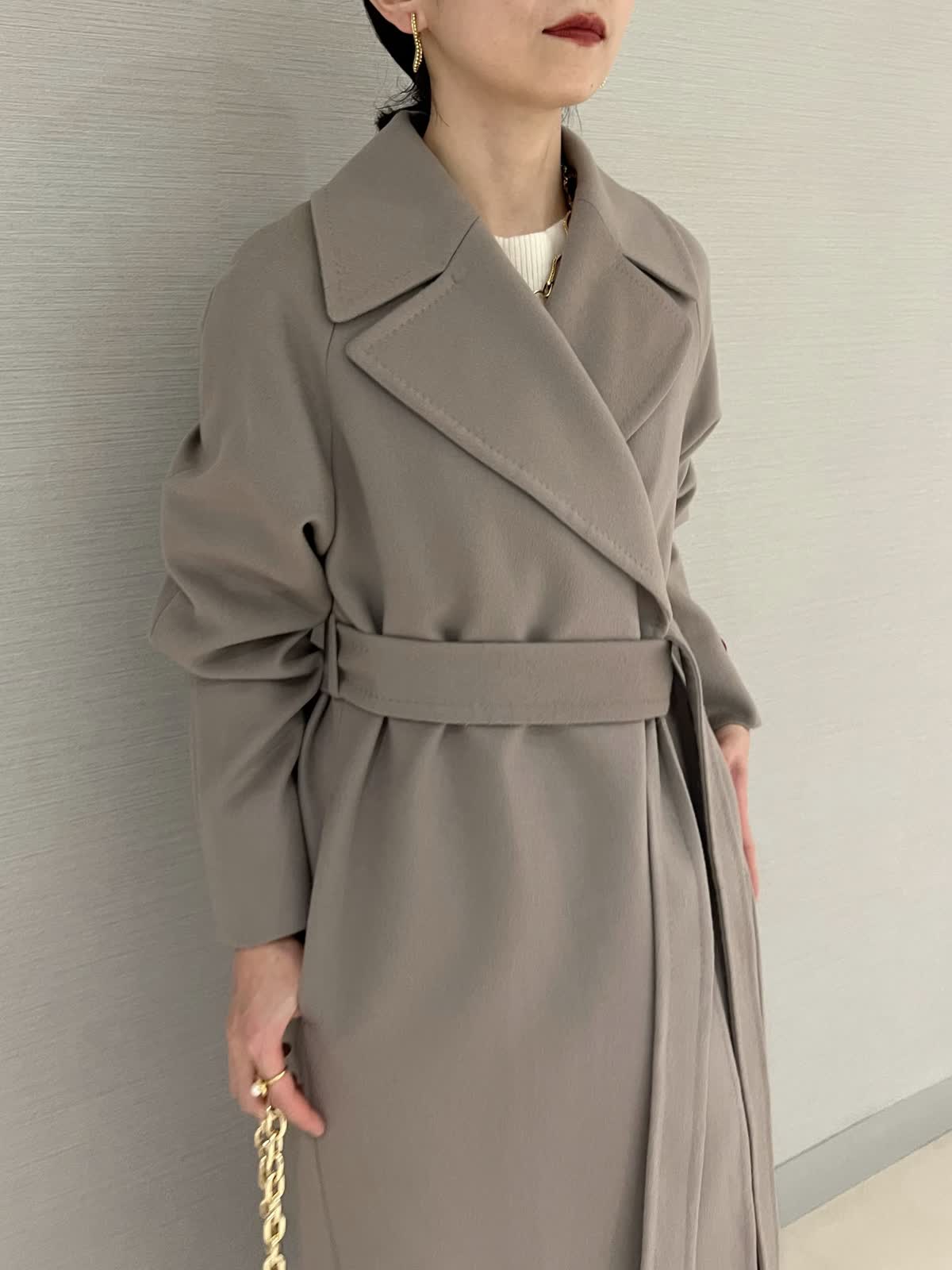 INEDのコートを使った銀座三越SUPERIOR CLOSET GINZAのスタッフ