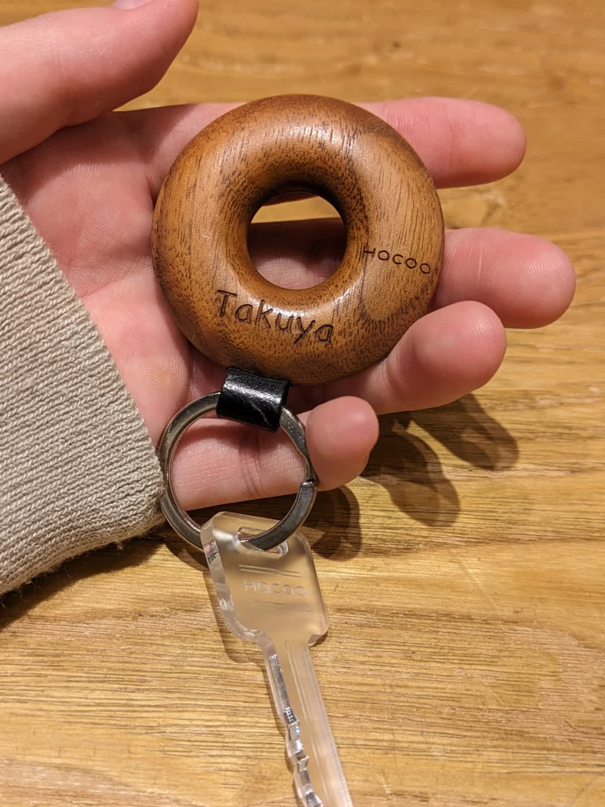 指に馴染む輪っか型の木製キーホルダー「Keyholder Hoop」￥3,630