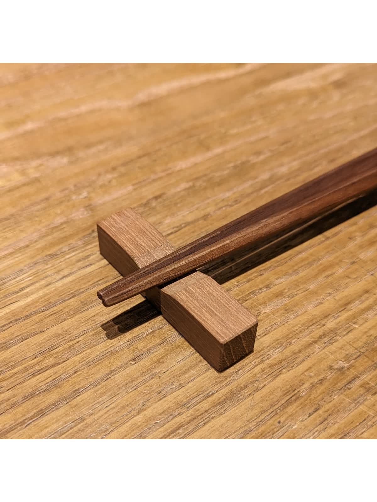 無垢の箸置き」いろんな樹種の木を削り出して作った木製箸置き - LUCUA
