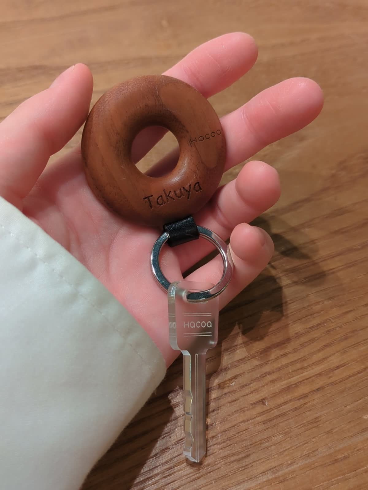 指に馴染む輪っか型の木製キーホルダー「Keyholder Hoop」 - LUCUA